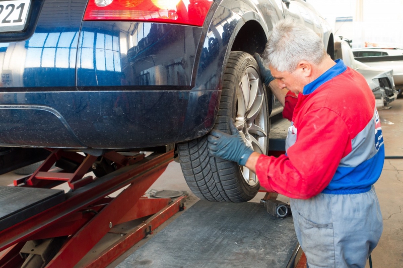 vente-UTELLE-min_auto_repair_repair_lift_auto_mechanic_work_clothes_master_professional_man_of_the_fold-685629