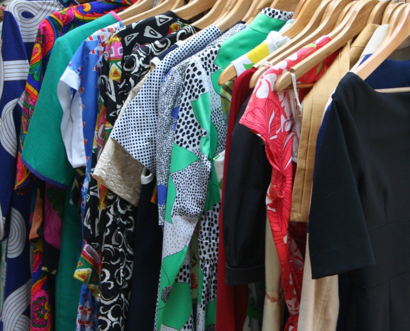 vente-UTELLE-min_dresses_apparel_clothing_clothes_clothes_hangers_wooden_hangers_retail_shop_closet-1149845