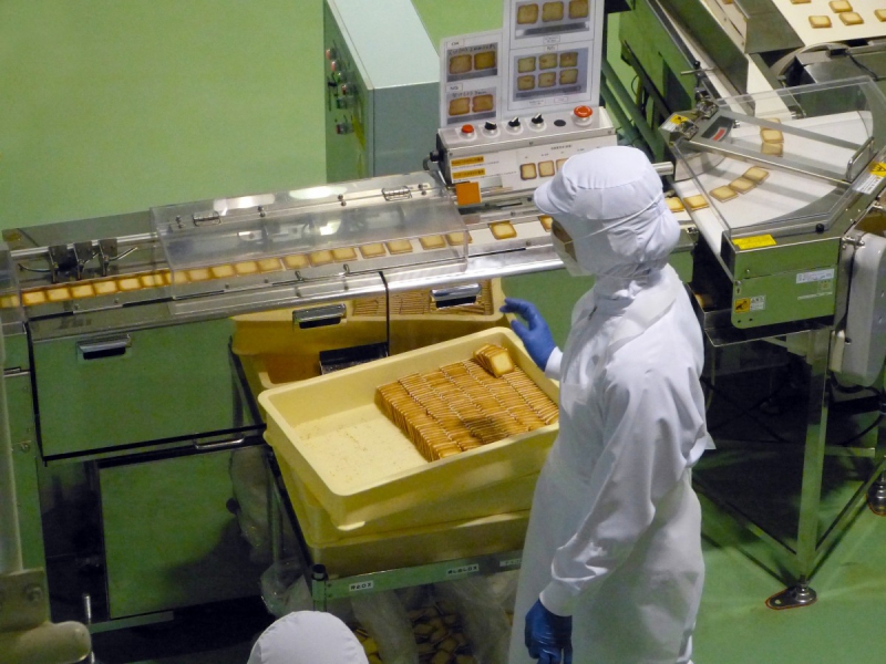 vente-UTELLE-min_japan_sapporo_chocolate_factory_label_packaging_cookie_machine_operator-961505