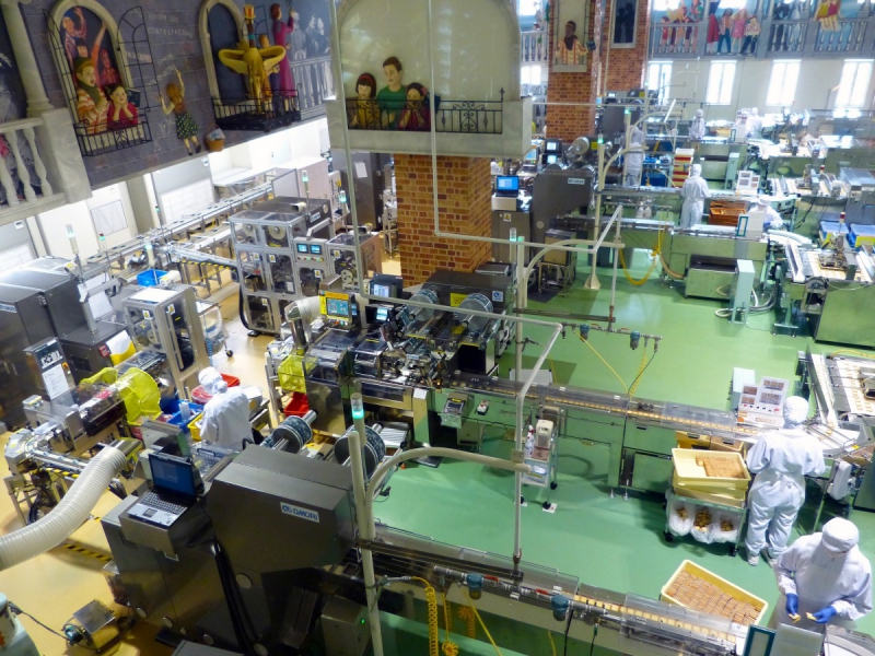vente-UTELLE-min_japan_sapporo_chocolate_factory_label_packaging_cookie_machine_operators-961509